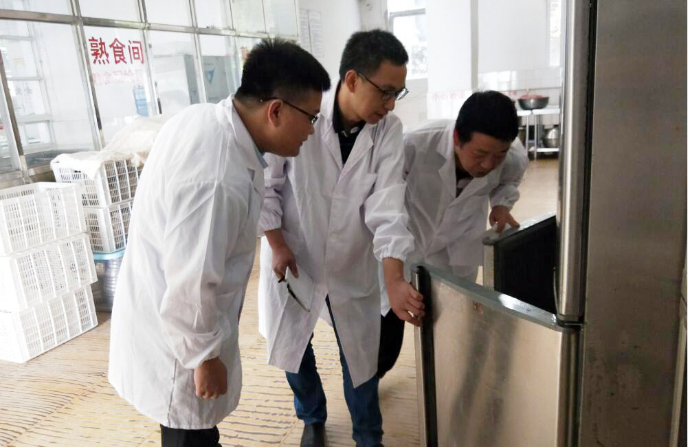 图为督查人员检查学校食堂储存室场面。.jpg 图为督查人员检查学校食堂储存室场面。.jpg