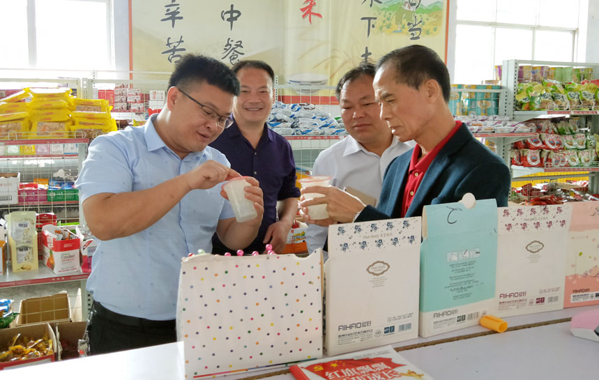 图为督查组人员督查学校小超市场面。副本.jpg 图为督查组人员督查学校小超市场面。副本.jpg